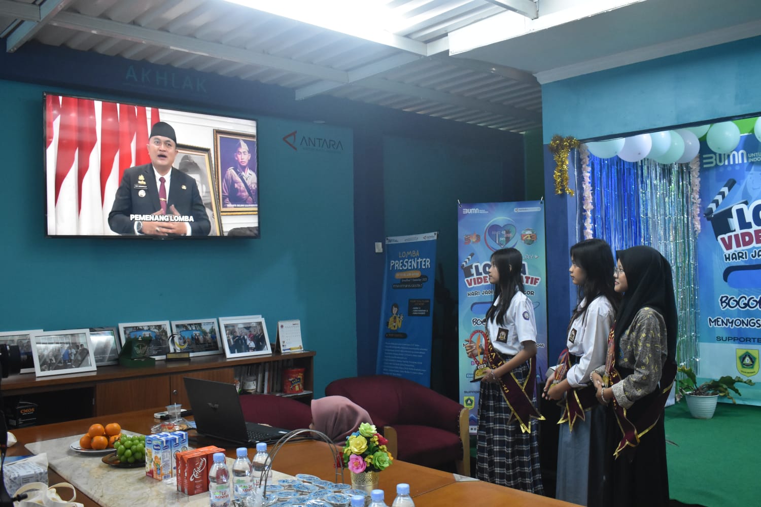 Bupati Bogor, Rudy Susmanto saat memberikan ucapan selamat kepada para pelajar yang meraih juara lomba video kreatif HJB ke-543.