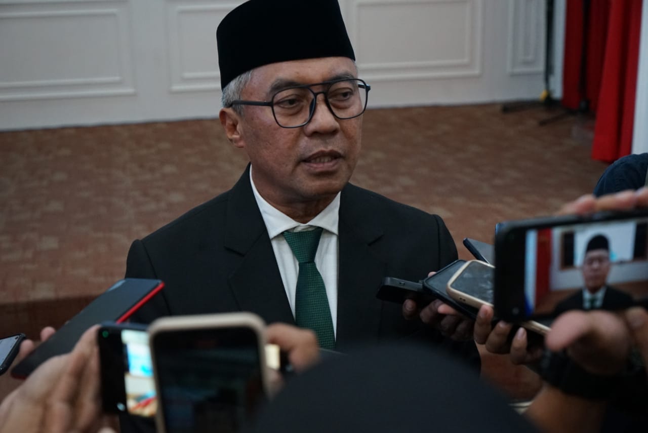 Sekda Kota Bogor, Denny Mulyadi memberikan keterangan pers usai dilantik Wali Kota Bogor, Dedie Rachim.