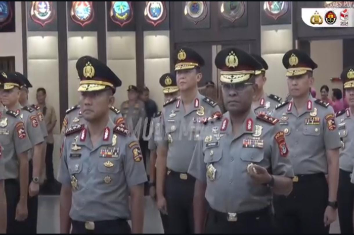 Anggota Polri akan melaksanakan pelantikan kenaikan pangkat.