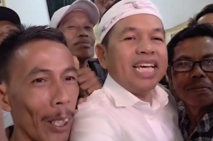 Gubernur Jawa Barat Dedi Mulyadi saat menyampaikan keterangan terkait pembangunan rumah panggung.