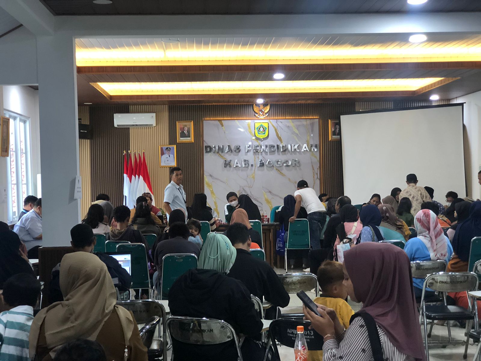 Suasana saat wali murid mendatangi kantor Dinas Pendidikan Kabupaten Bogor, hari pertama pelaksanaan SPMB online, Selasa 1 Juli 2025.