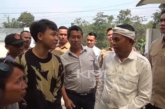 Momen saat Gubernur Jawa Barat Dedi Mulyadi bertemu dengan anak korban perusakan rumah di Cidahu, kabupaten Sukabumi.