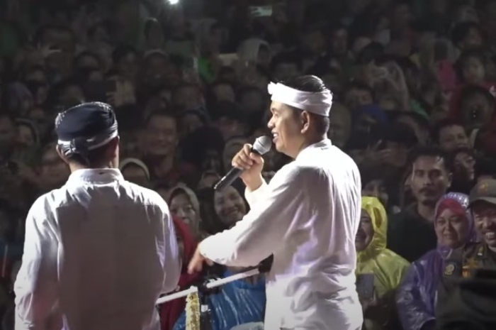 Gubernur Jawa Barat, Dedi Mulyadi memanggil oknum ke atas panggung di Kota Bekasi.