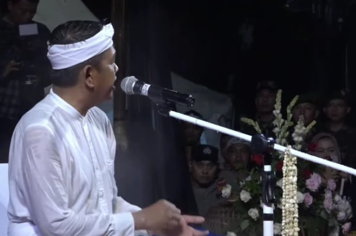 Gubernur Jawa Barat, Dedi Mulyadi meminta jalan gang tidak di hotmix dan beton.