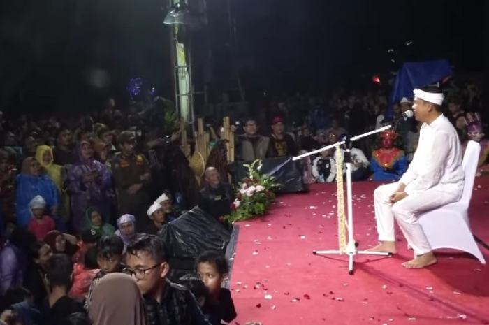 Gubernur Jawa Barat, Dedi Mulyadi menyapa warga di Kota Bekasi.