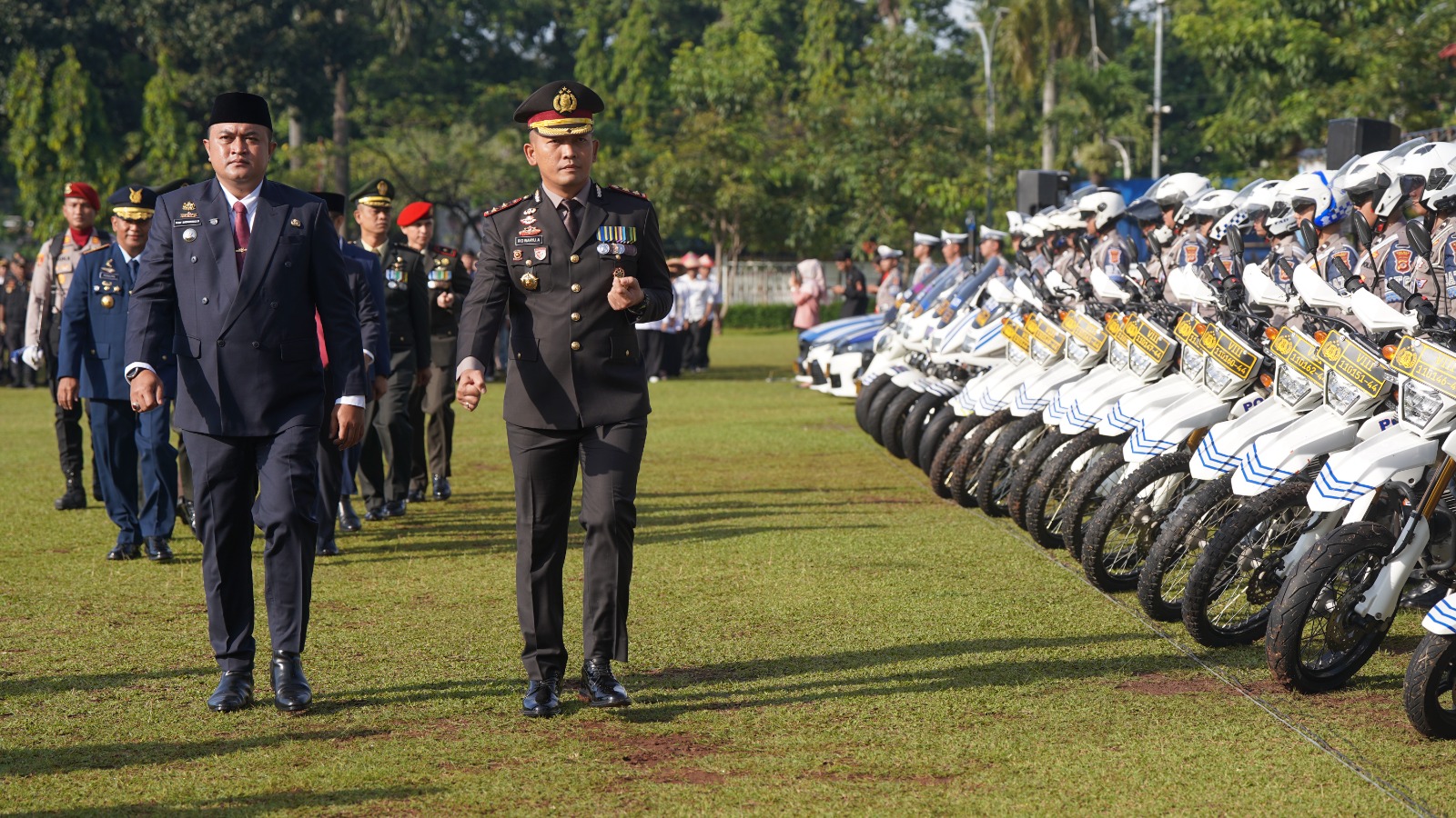 Bupati Bogor, Rudy Susmanto saat menerima penghargaan dari Kapolres Bogor AKBP Rio Wahyu Anggoro di Lapangan Tegar Beriman, Cibinong, Kabupaten Bogor.