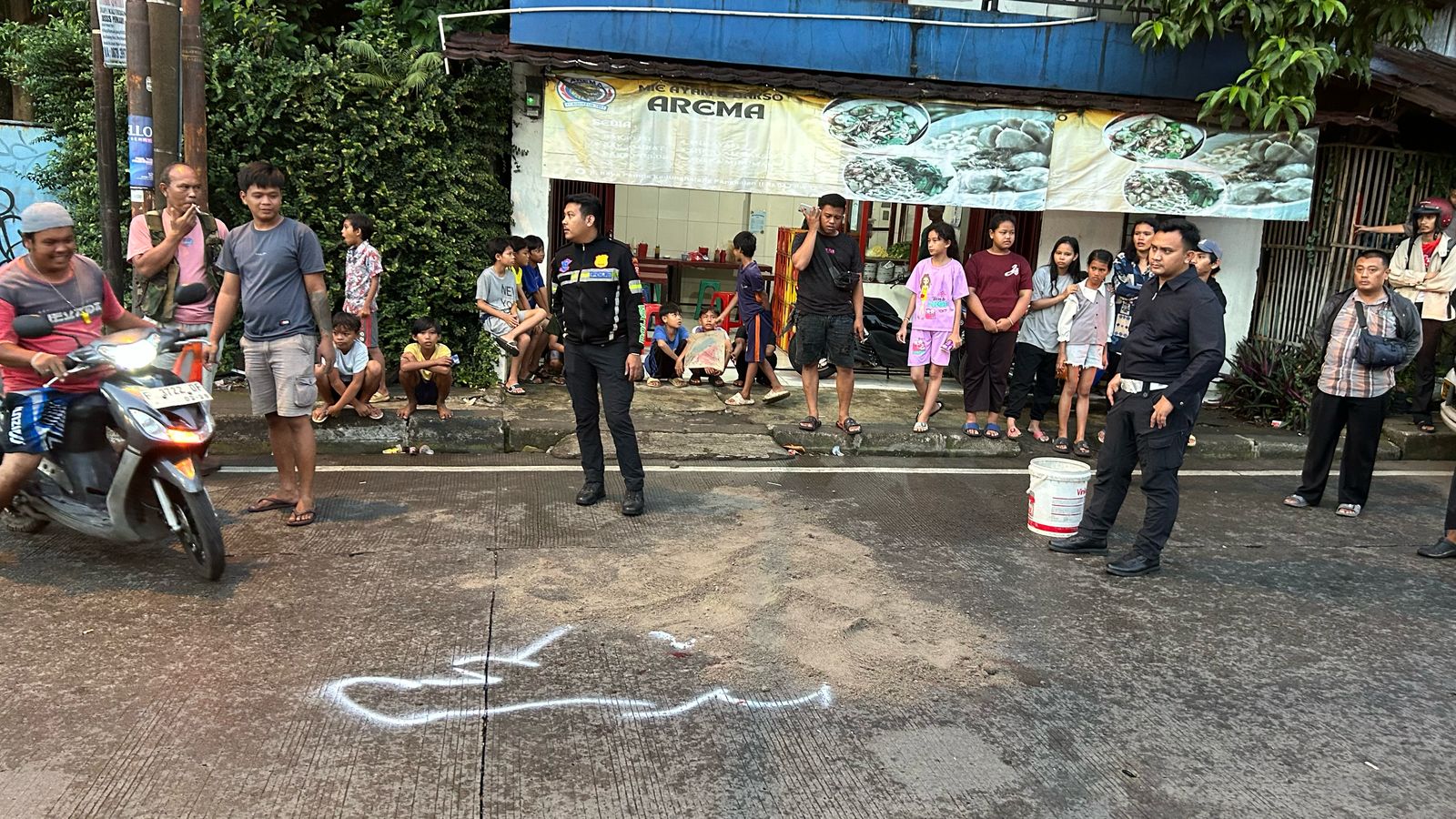 Polisi melakukan Olah TKP kecelakaan di Jalan Karadenan, Kelurahan Kedunghalang, Kota Bogor, Selasa 1 Juli 2025.