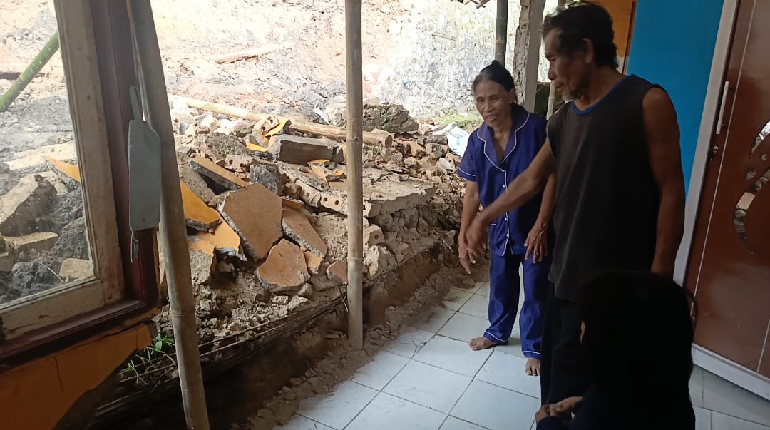 Satu unit rumah rusak tertimpa TPT di Jalan Raya Antam Pongkor, Kampung Bongas, Desa Kalongliud, Kecamatan Nanggung, Kabupaten Bogor, Selasa 1 Juli 2025 dini hari.