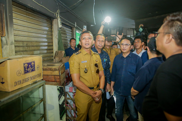 Wakil Wali Kota Bogor, Jenal Mutaqin saat meninjau lokasi kebakaran di Pasar Kebon Kembang.
