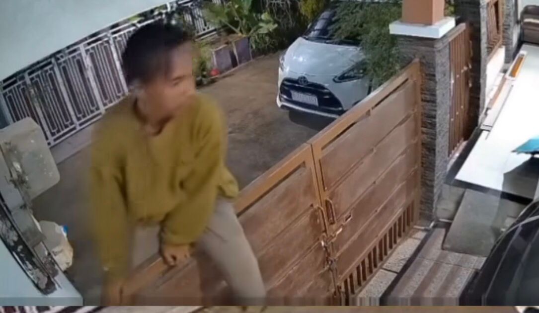 Aksi pelaku tertangkap kamera CCTV milik korban di Bojonggede, Kabupaten Bogor.