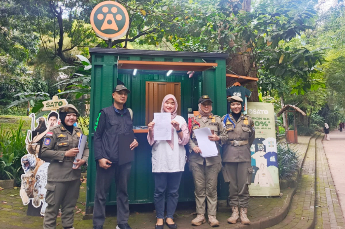 Pemkot Bandung saat mendata pelaku usaha di dalam Kebun Binatang Bandung.