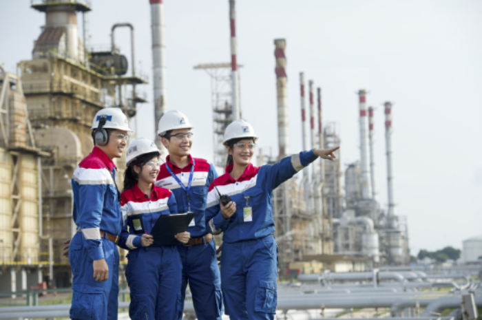 Kilang minyak Pertamina, tempat produksi BBM Pertamina untuk memenuhi kebutuhan warga Indonesia.  Di sisi lain harga BBM non subsidi naik mulai 1 Juli 2025.