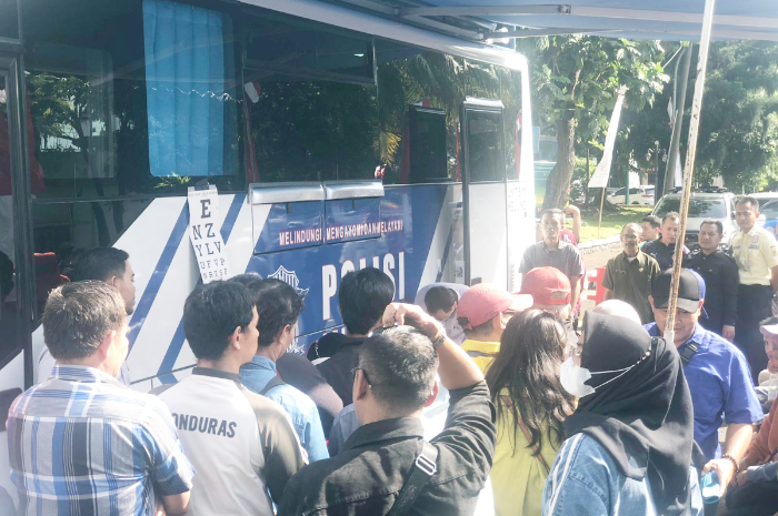 Antrean warga yang tengah memanfaatkan layanan perpanjangan SIM Gratis di Cibinong Bogor.