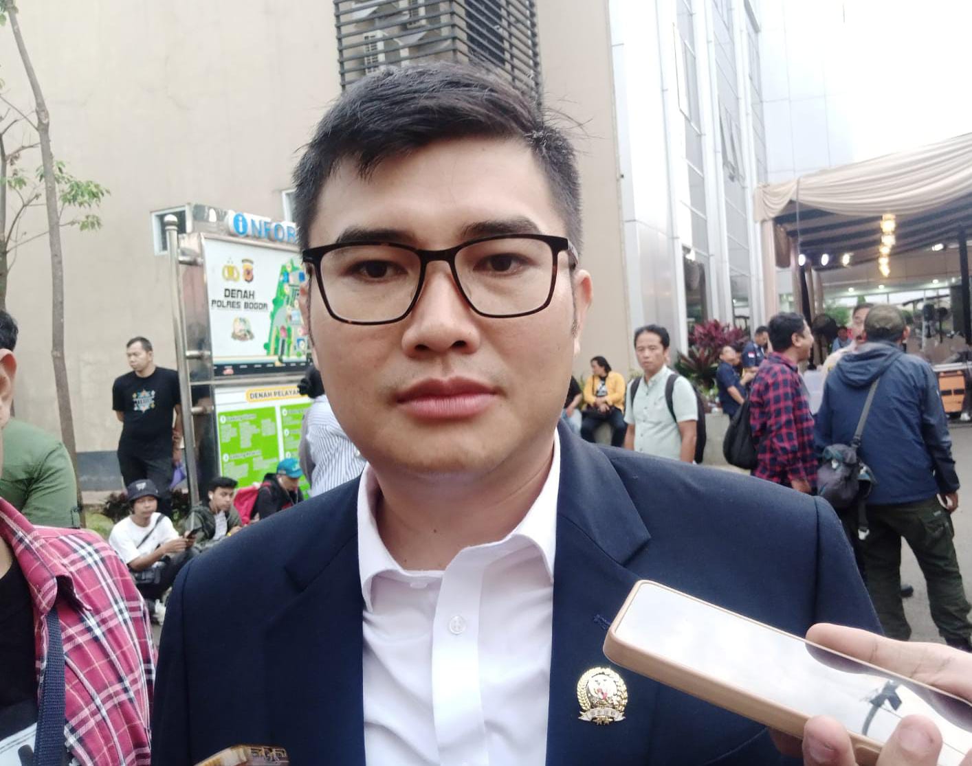 Ketua DPRD Kabupaten Bogor Sastra Winara saat dimintai keterangan.