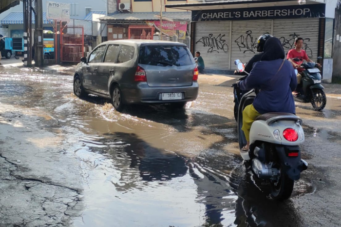 Kondisi Jalan Kampung Sawah Kota Depon Selasa 1 Juli 2025 pagi terendam banjir.