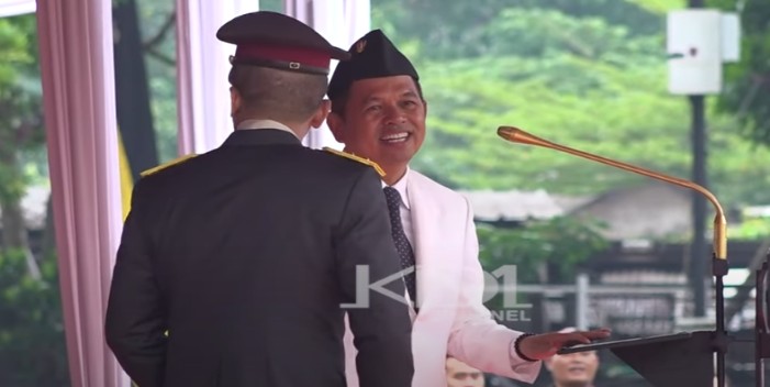 Gubernur Jawa Barat Dedi Mulyadi saat menyampaikan bonus yang akan diberikan kepada polisi