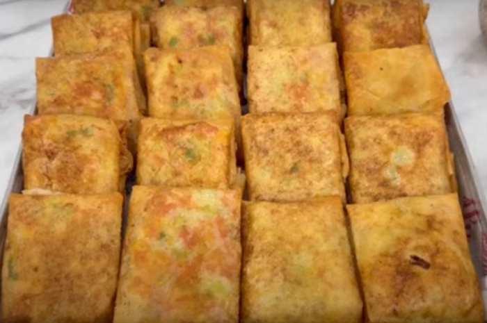 Resep martabak mini sosis yang dikutip dari kanal YouTube Ika Mardatillah.