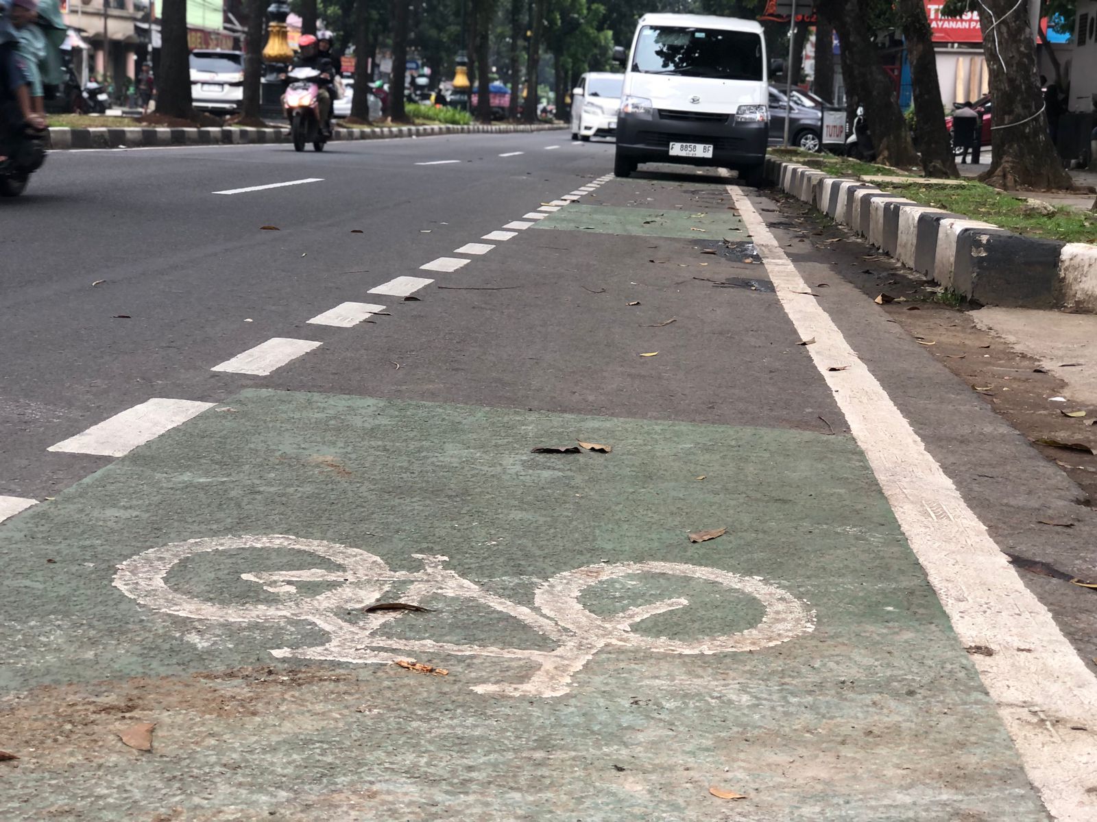 Sejumlah kendaraan yang memarkirkan kendaraan di Jalur Sepeda Kawasan Pakansari, Kecamatan Cibinong, Kabupaten Bogor.