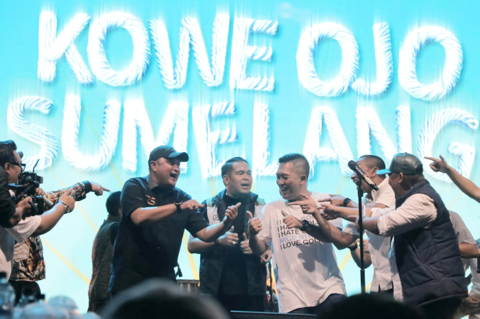 Bupati Rudy Susmanto bersama Kapolres Bogor AKBP Rio Wahyu Anggoro saat berjoget di atas panggung pesta rakyat Lapangan Tegar Beriman.