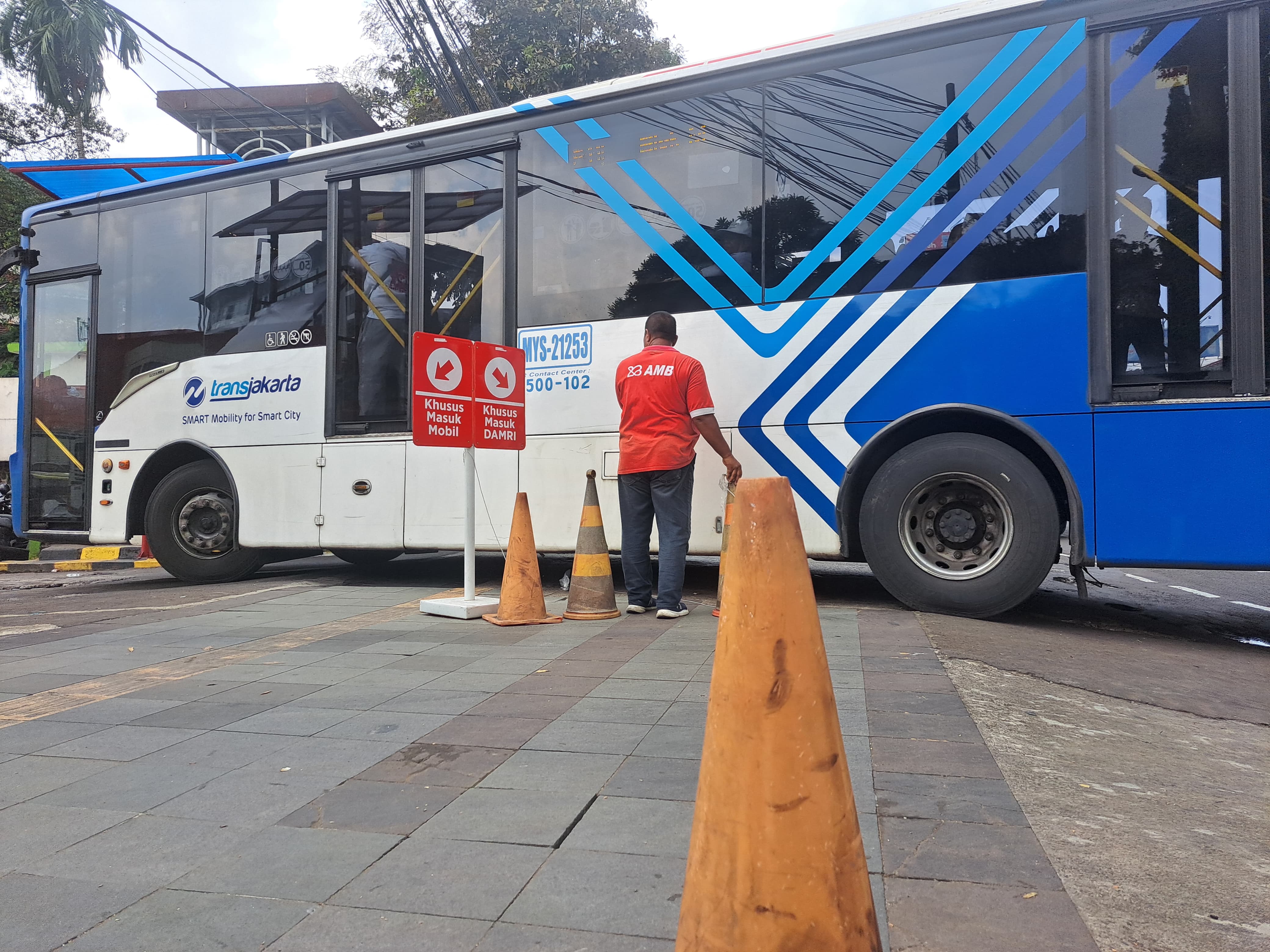 Armada TransJabodetabek saat melintas masuk area Bus Stop Botani Square.