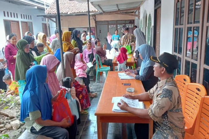 Penyaluran Bansos di Desa Gandrungmanis
