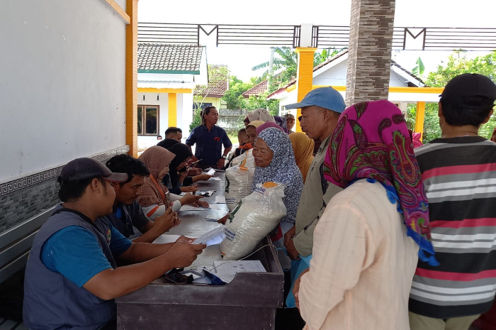 Penyaluran Bansos di Desa Mangaran.