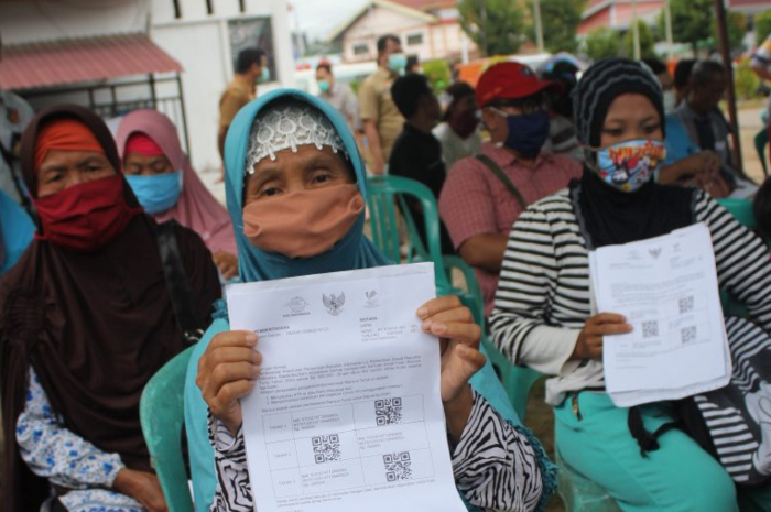 Caption: Penyaluran Bansos di Kabupaten Sanggau.