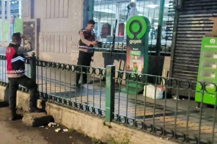 Proses pemeriksaan bingkisan mencurigakan di Shelter Gojek Stasiun Bogor.