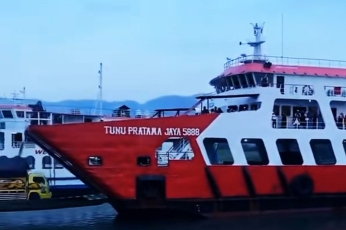 Foto KMP Tunu Pratama Jaya