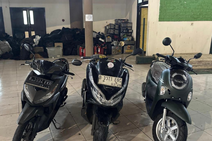 Barang bukti tiga unit sepeda motor yang diamankan polisi dari kelompok geng motor di Cibinong.