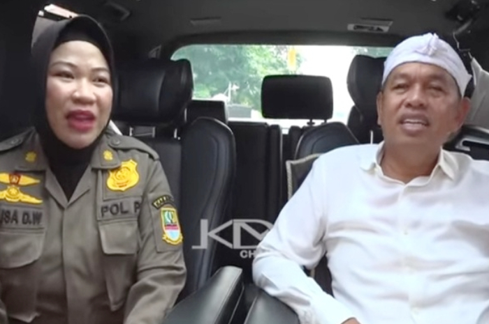 Gubernur Jawa Barat Dedi Mulyadi bersama Satpol PP asal Bekasi Melisa