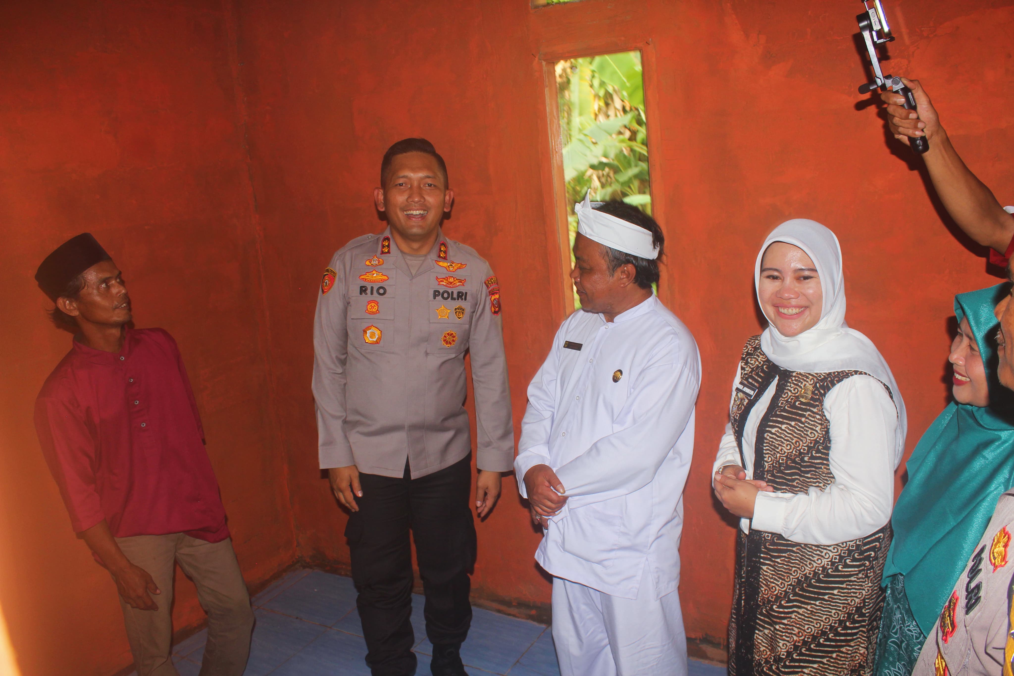 Kapolres Bogor, AKBP Rio Wahyu Anggoro berfoto bersama warga Rancabungur saat meresmikan program bedah rumah HUT Bhayangkara ke-79 di Kecamatan Rancabungur.