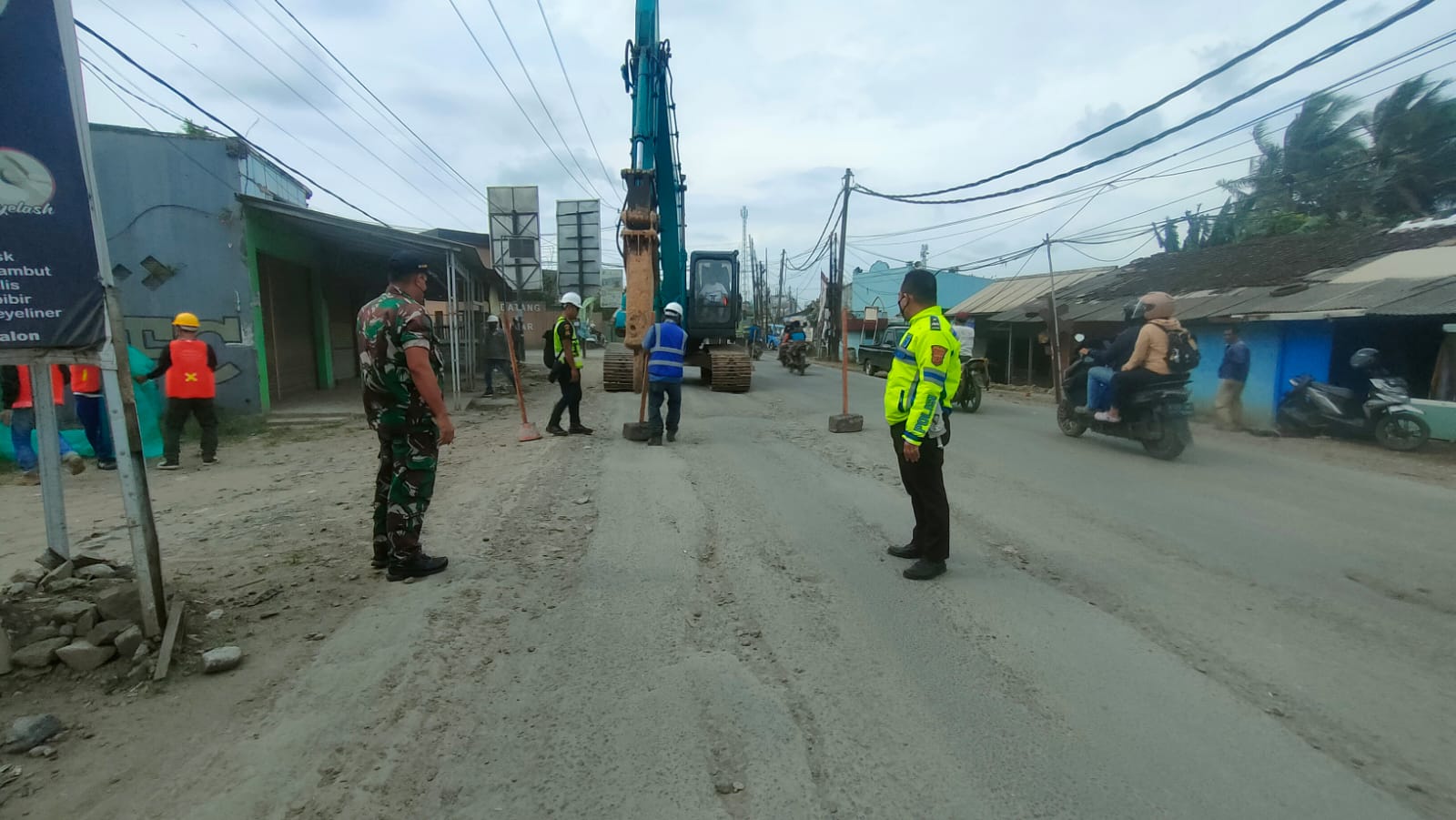 Jalan Raya M Toha di wilayah Kecamatan Parung Panjang tengah dalam proses pembangunan. Warga dan pengguna jalan diimbau untuk beralih ke empat jalur alternatif.
