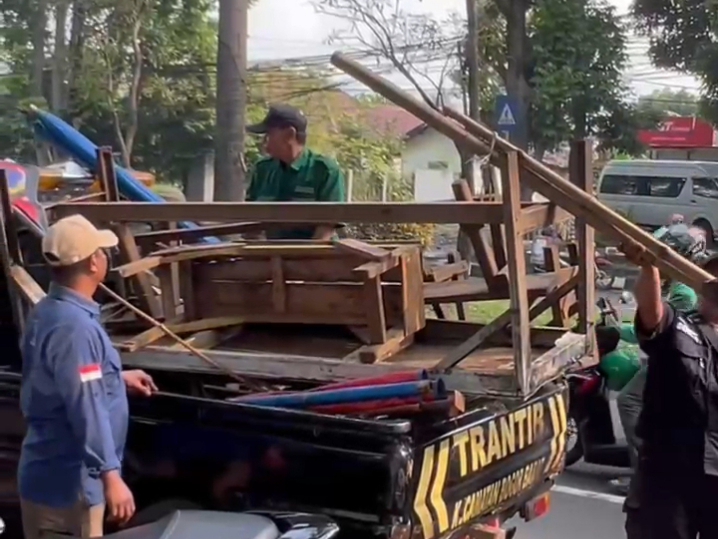 Penerbitan PKL yang berada di atas trotoar Jalan KH Abdullah Bin Nuh atau simpangan Yasmin, Kelurahan Curug, Kota Bogor.