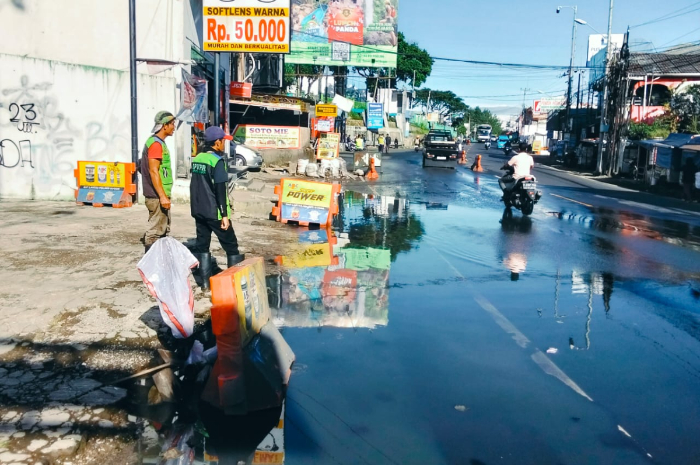 Pemdes Cibeureum, berinisiatif membuat sodetan tambahan untuk meminimalisir munculnya genangan air di Jalan Raya Puncak KM 83, Simpang TSI, Cisarua Bogor.