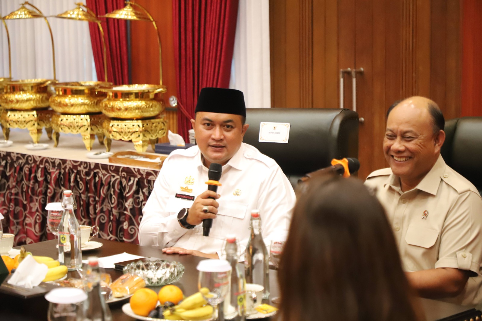 Bupati Bogor, Rudy Susmanto saat menerima kunjungan Badan Gizi Nasional di Pendopo, Cibinong, Kabupaten Bogor.