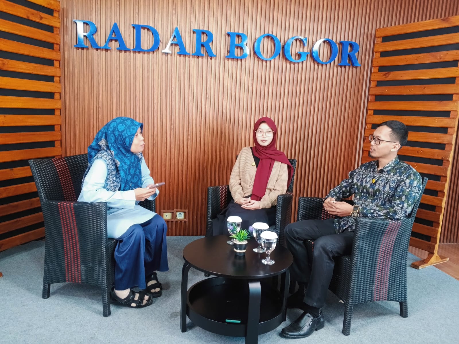 Jasmine Kim-berly (tengah) siswi SMAN 1 Dramaga, berbagi kisah perjuangannya tembus 11 kampus luar negeri dalam Podcast Radar Bogor.