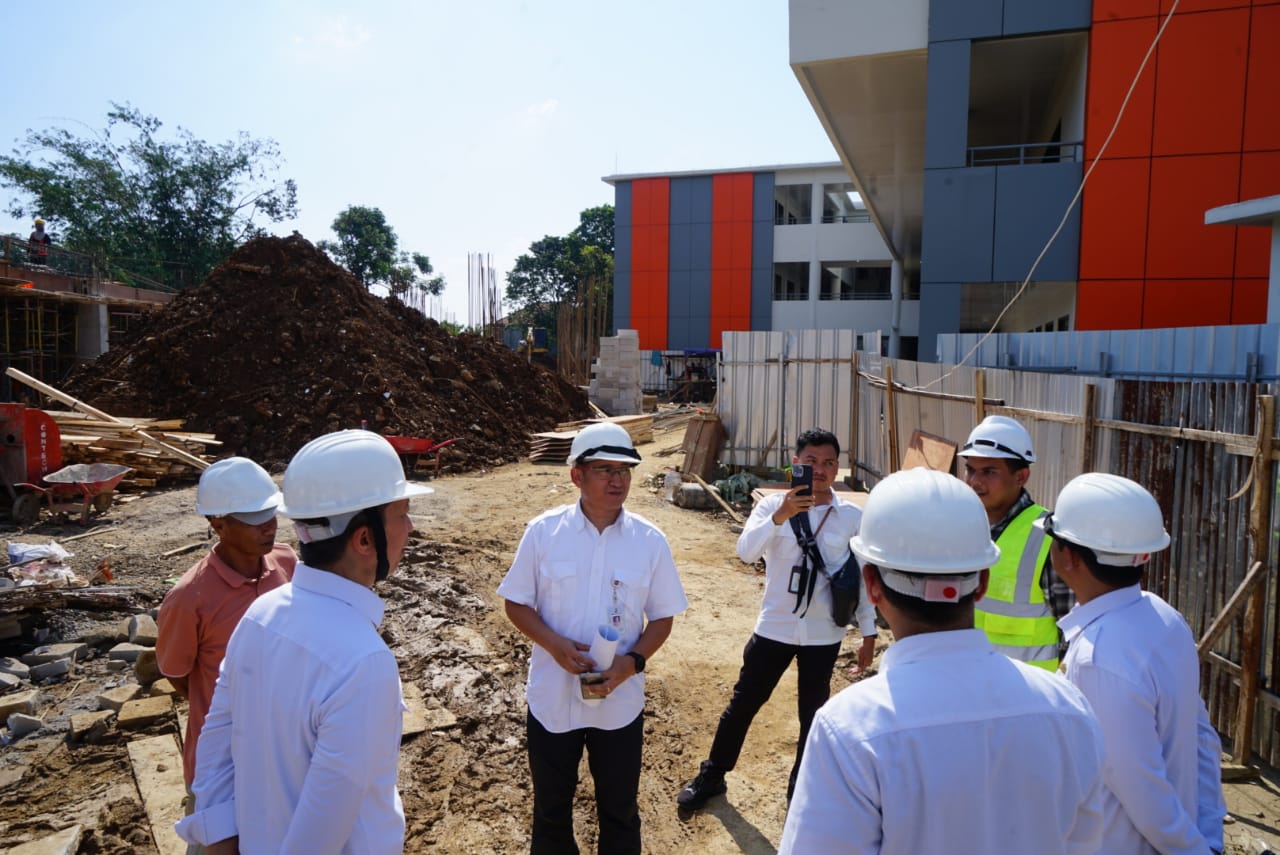 Wali Kota Bogor, Dedie A Rachim saat meninjau proyek Satap di Kelurahan Cimahpar, Kecamatan Bogor Utara, beberapa waktu lalu.