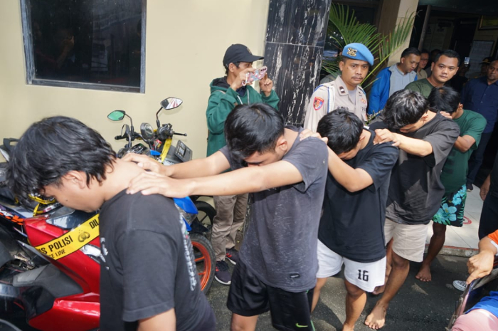 Kelompok gangster yang sering  melakukan aksi terlarang  digelandang petugas Kepolisian Sektor Bogor Timur.