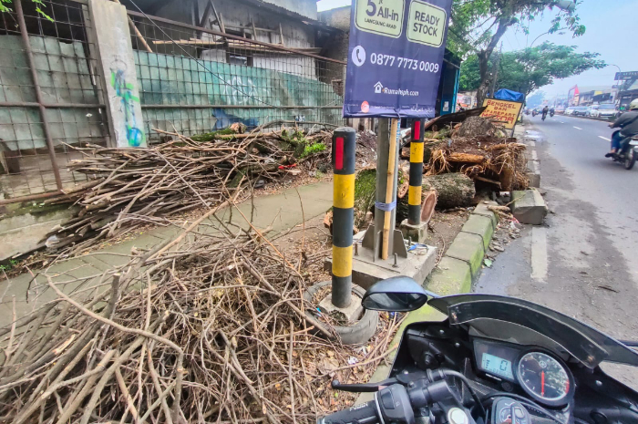 Kondisi sampah pohon tumbang di Jalan Raya Ciputat-Parung, Kota Depok yang belum diangkut.