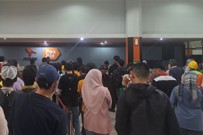 Antrean pengambilan BSU di Kantor Pos Bogor pada Jumat, 4 Juli 2025.