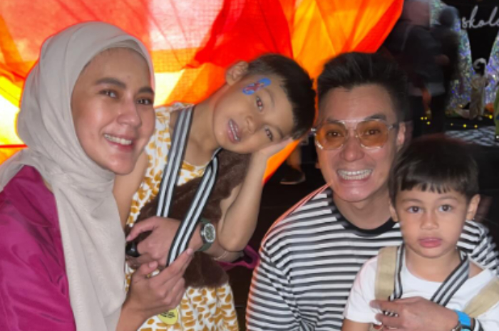 Baim wong dan Paula kompak menghadiri acara graduation anak-anaknya, Kiano dan Kenzo.