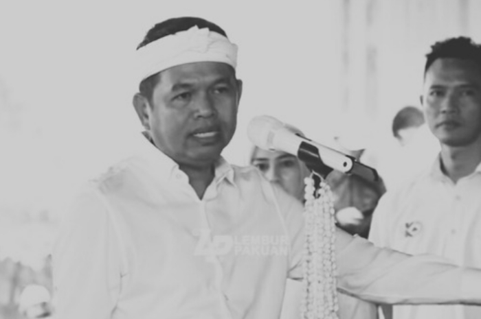 Dedi Mulyadi, Gubernur Jawa Barat, saat melantik pejabat di bawah kolong jembatan sekaligus menyampaikan pidatonya tentang kebersihan jalanan.