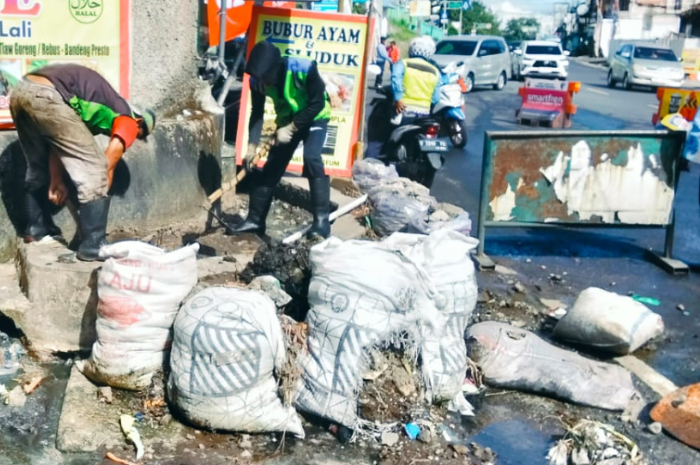 Pemerintah Desa Cibeureum, Kecamatan Cisarua Kabupaten Bogor berinisiatif membuat sodetan tambahan untuk meminimalisir munculnya genangan air di Jalan Raya Puncak.