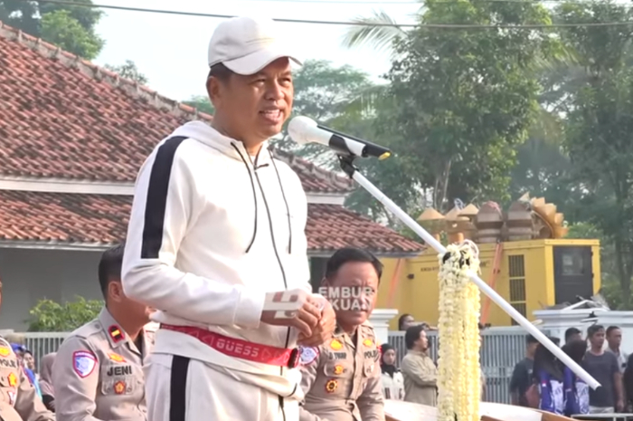 Gubernur Jawa Barat Dedi Mulyadi saat memberi sambutan di hadapan Polisi Cilik sebelum keberangkatan ke Monas.