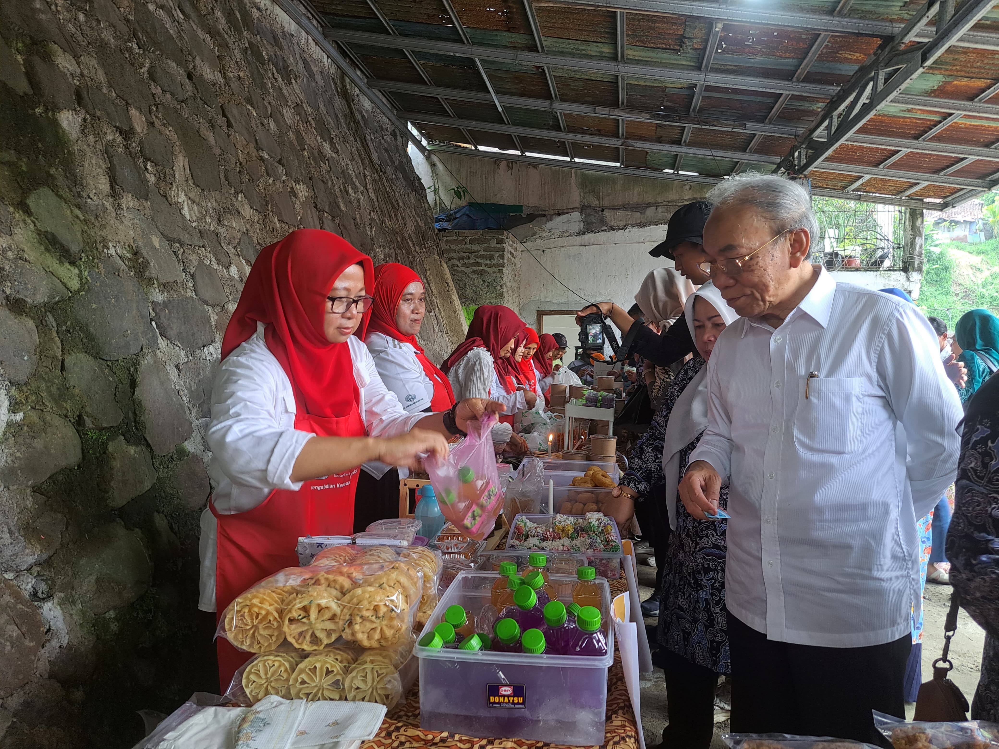Bazar produk olahan talas di RW 2 Kampung Mantarena, Kelurahan Panaragan, Kota Bogor.