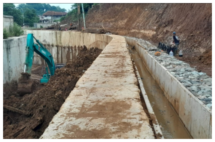 Pekerja dan alat berat dikerahkan untuk mempercepat perbaikan struktur longsor di kawasan underpass Batutulis, Kota Bogor.
