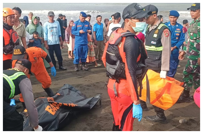 Tim SAR Gabungan melakukan evakuasi korban tenggelamnya KMP Tunu Pratama Jaya di Selat Bali pada Kamis 3 Juli 2025.