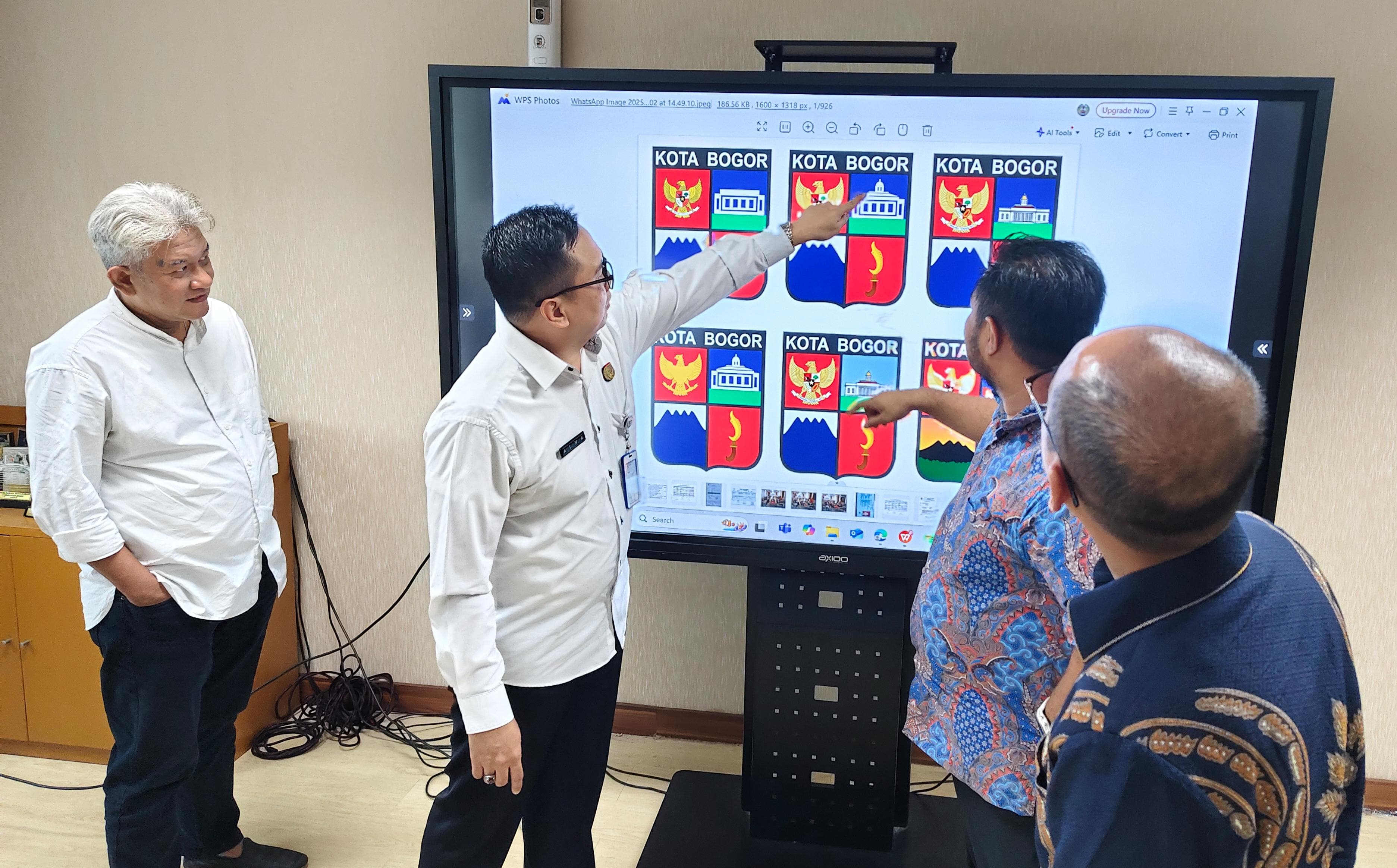 Pembahasan desain Logo Kota Bogor yang akan ditetapkan dalam Perda Lambang Daerah.
