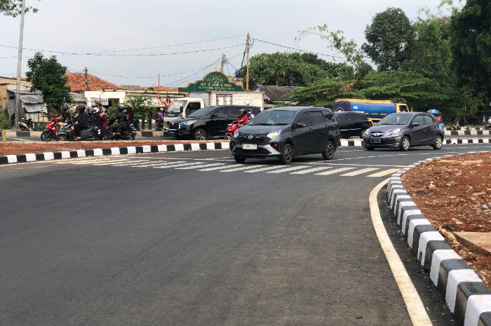 Kendaraan melintas di Simpang Daralon Cibinong, Kabupaten Bogor, Jumat, 4 Juli 2025.